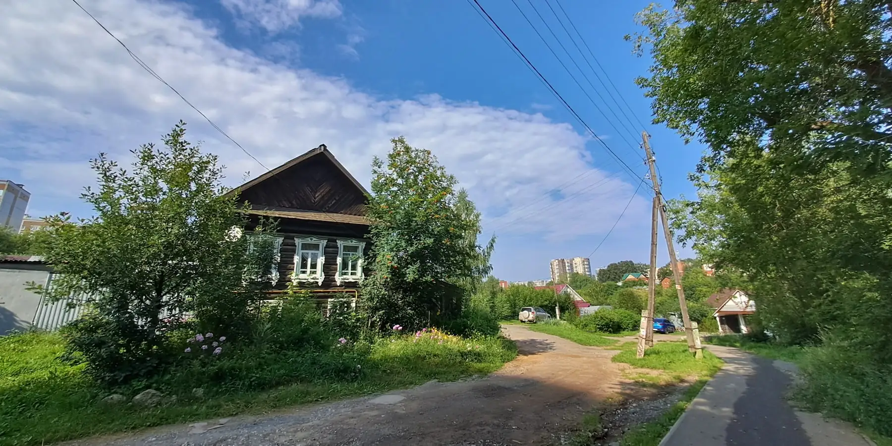 Деревянный дом на сельской улице