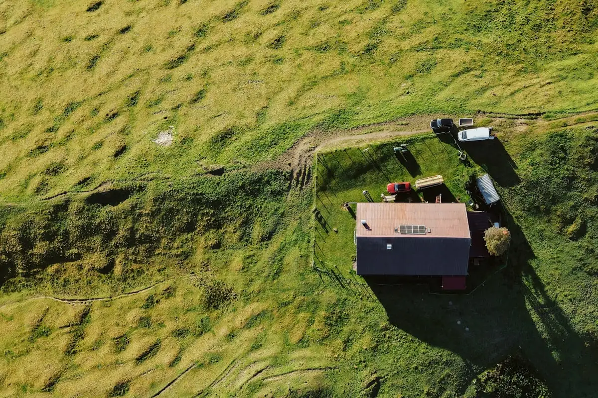 Сельская территория с полями и постройками, вид сверху