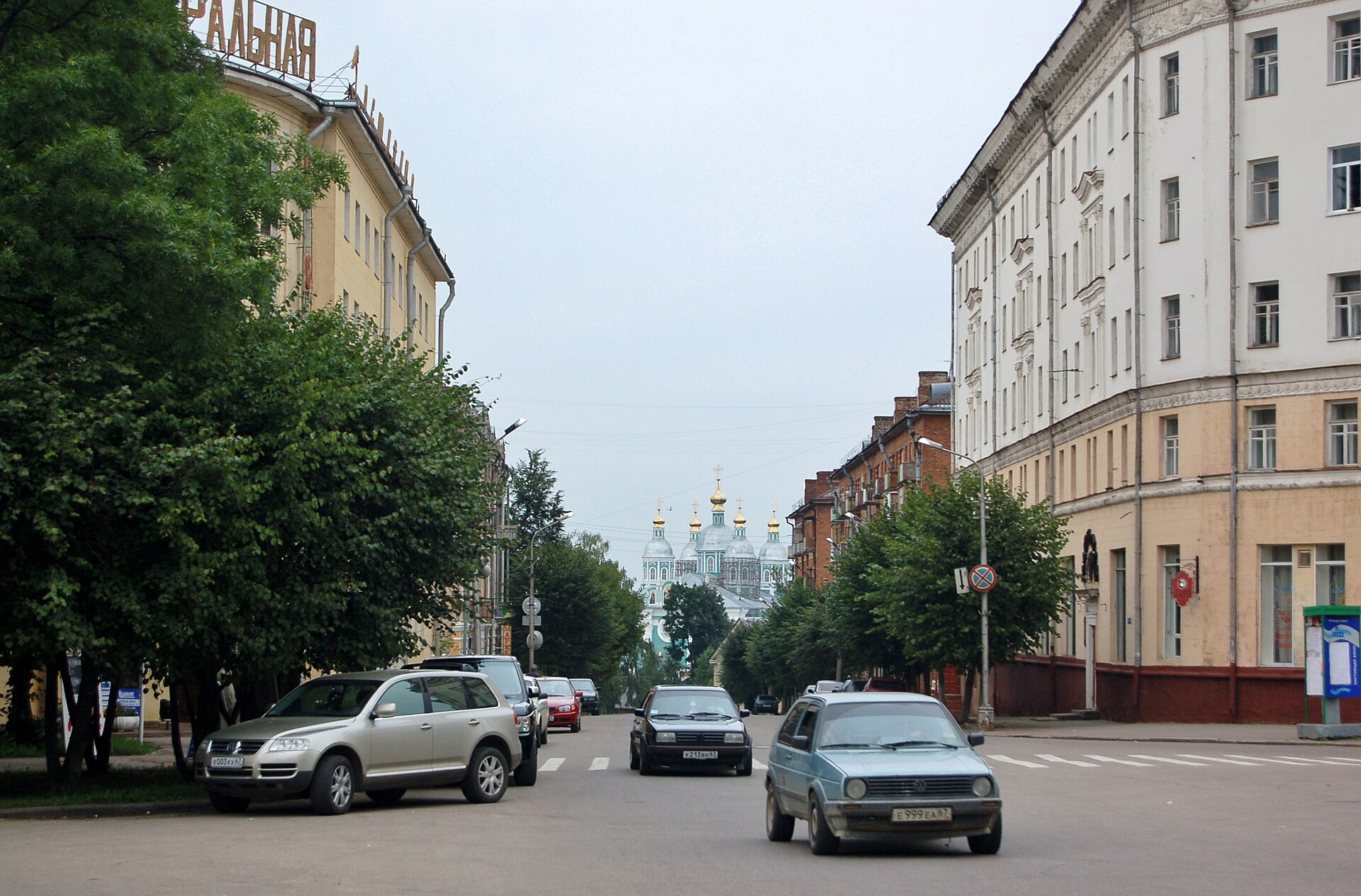 Улица с рядами деревьев вдоль проезжей части и тротуаров